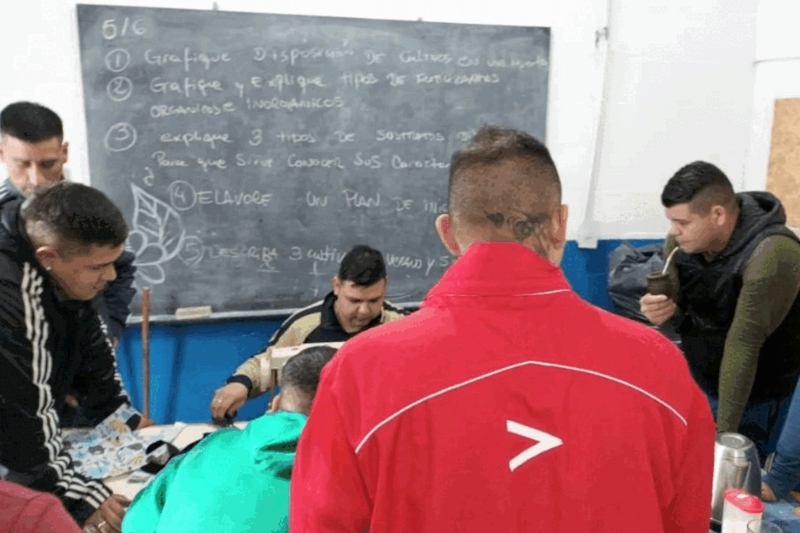 Una cooperativa desde la cárcel: cómo los celulares habilitados transformaron la vida en la Unidad 15 de Batán