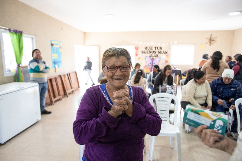 Catorce tapitas para ver mejor: cómo una fundación acelera el acceso a anteojos en zonas rurales