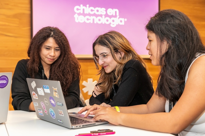 Mujeres en tecnología: crece la participación, pero persisten brechas en liderazgo y salarios