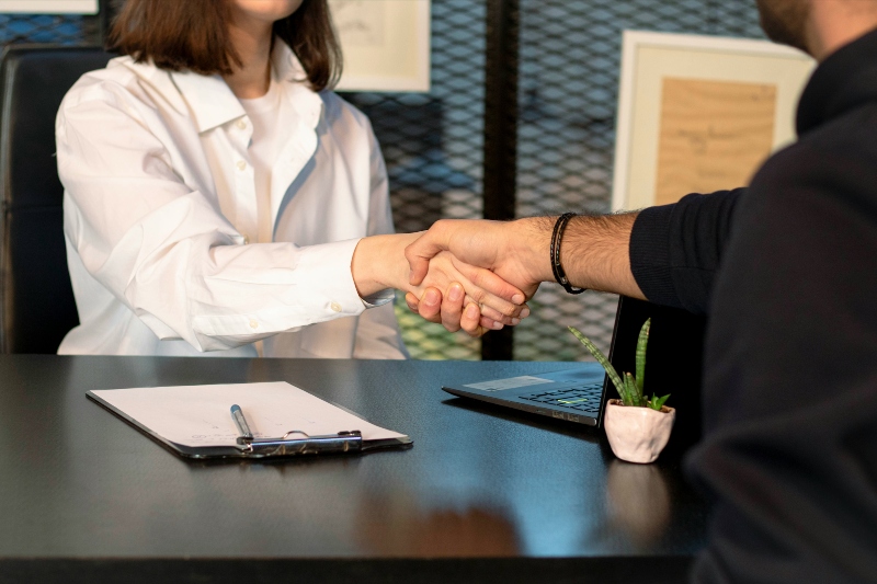 Un programa de primer empleo elevó los ingresos 17% entre los varones y 8% entre las mujeres